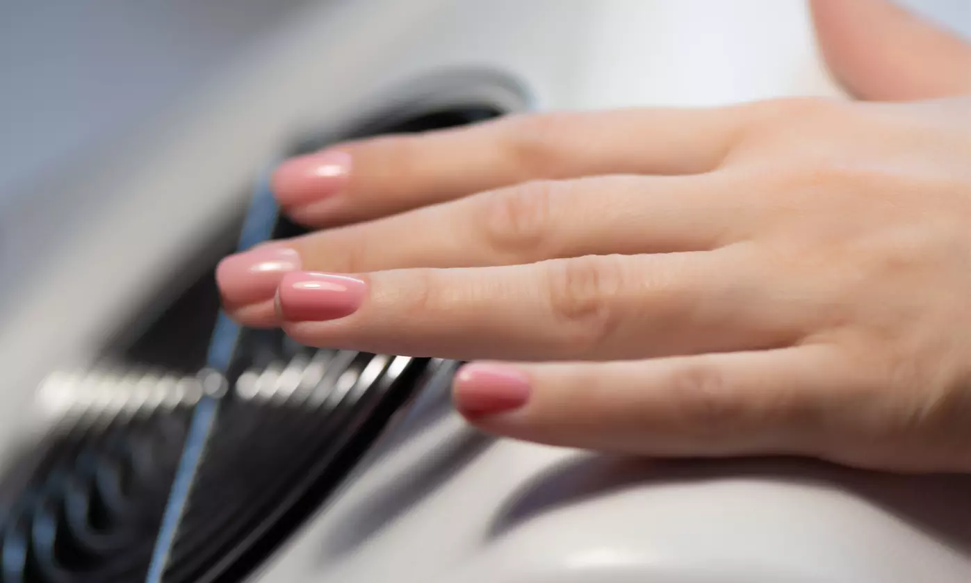 Manicura y/o pedicura con opción a primera puesta de uñas