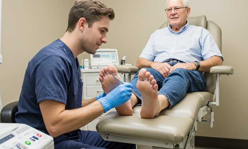 Image 1: Estudio biomecánico o 1 o 3 sesiones de quiropodia para 1 persona