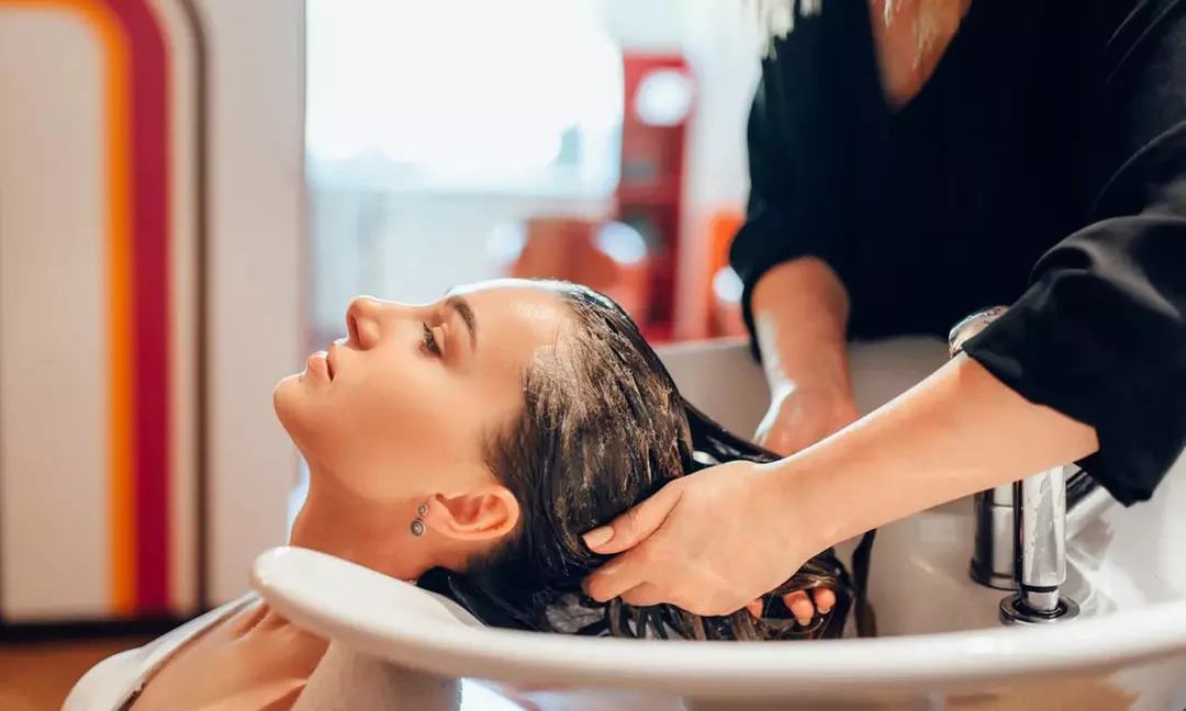 Massage soin capillaire spécial cheveux gras, colorés ou anti-chute - 55 ou 65 min. (jusqu'à 38% de remise) - Primary Image