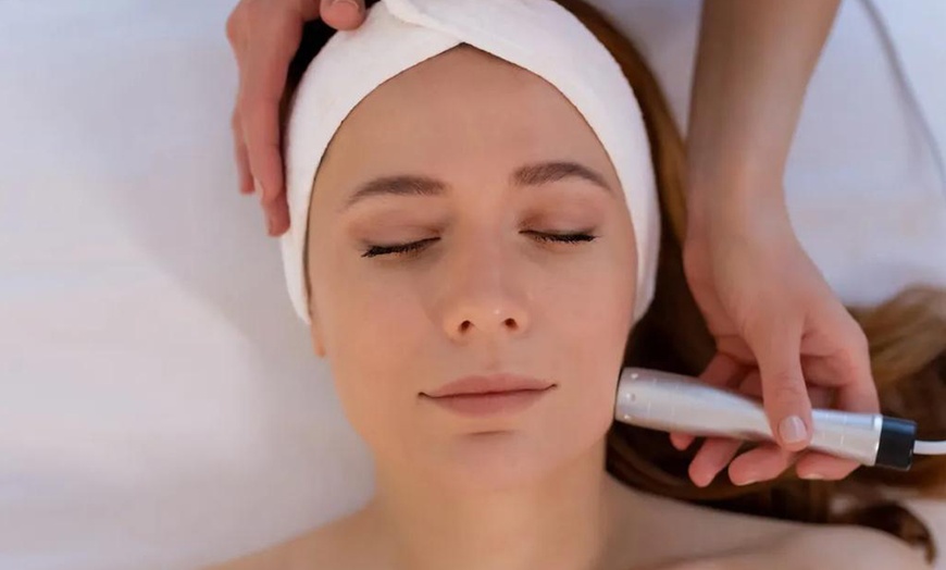 Image 1: Deep Clean & Relax: 60-Min Hydrafacial Session