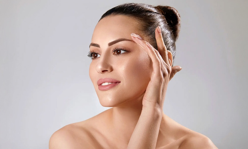 Image 1: 1 o 3 sesiones de rejuvenecimiento facial con láser CO₂ fraccional