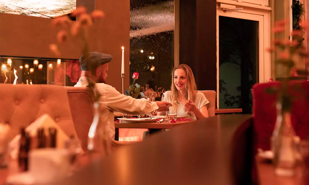 Tageskarte für Pool & Sauna, opt. Rücken-Massage/Dinner für 1-2 Pers.