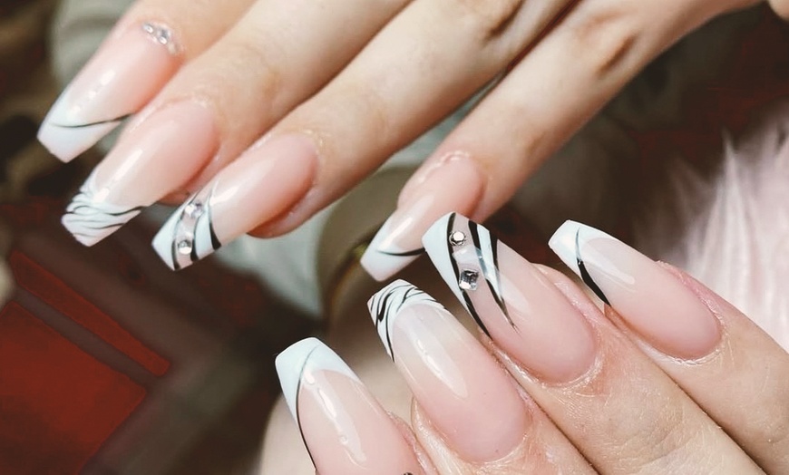 Image 3: 1 o 2 sesiones de manicura o pedicura normal o semipermanente