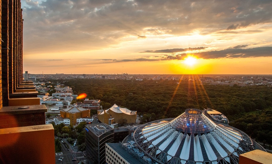 Image 2: VIP-Auffahrt zum Panoramapunkt Berlin für 2 Erwachsene & bis 4 Kinder