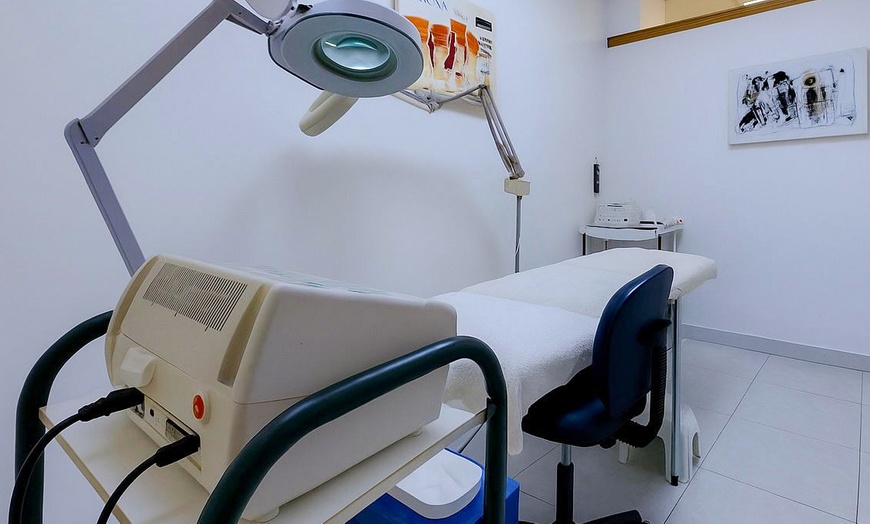 Image 2: 1 o 3 sesiones de fisioterapia avanzada con diagnóstico funcional