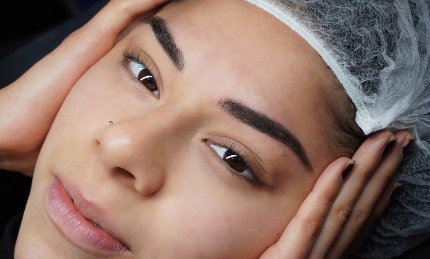 Image 1: Sesión de microblading de cejas pelo a pelo con opción a retoque 