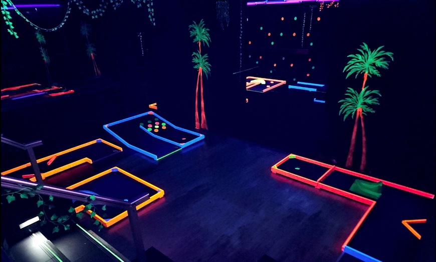Image 8: Gra w 9-dołkowego minigolfa święcącego w ciemności