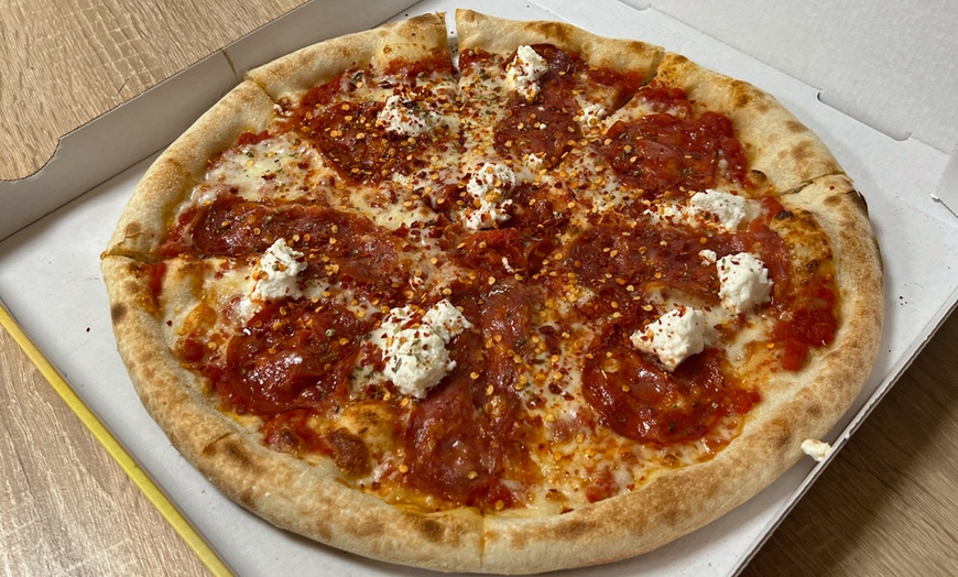 Image 8: Włoski smak: 1-2 pizze w wersji vege albo mięsnej oraz wybrane napoje