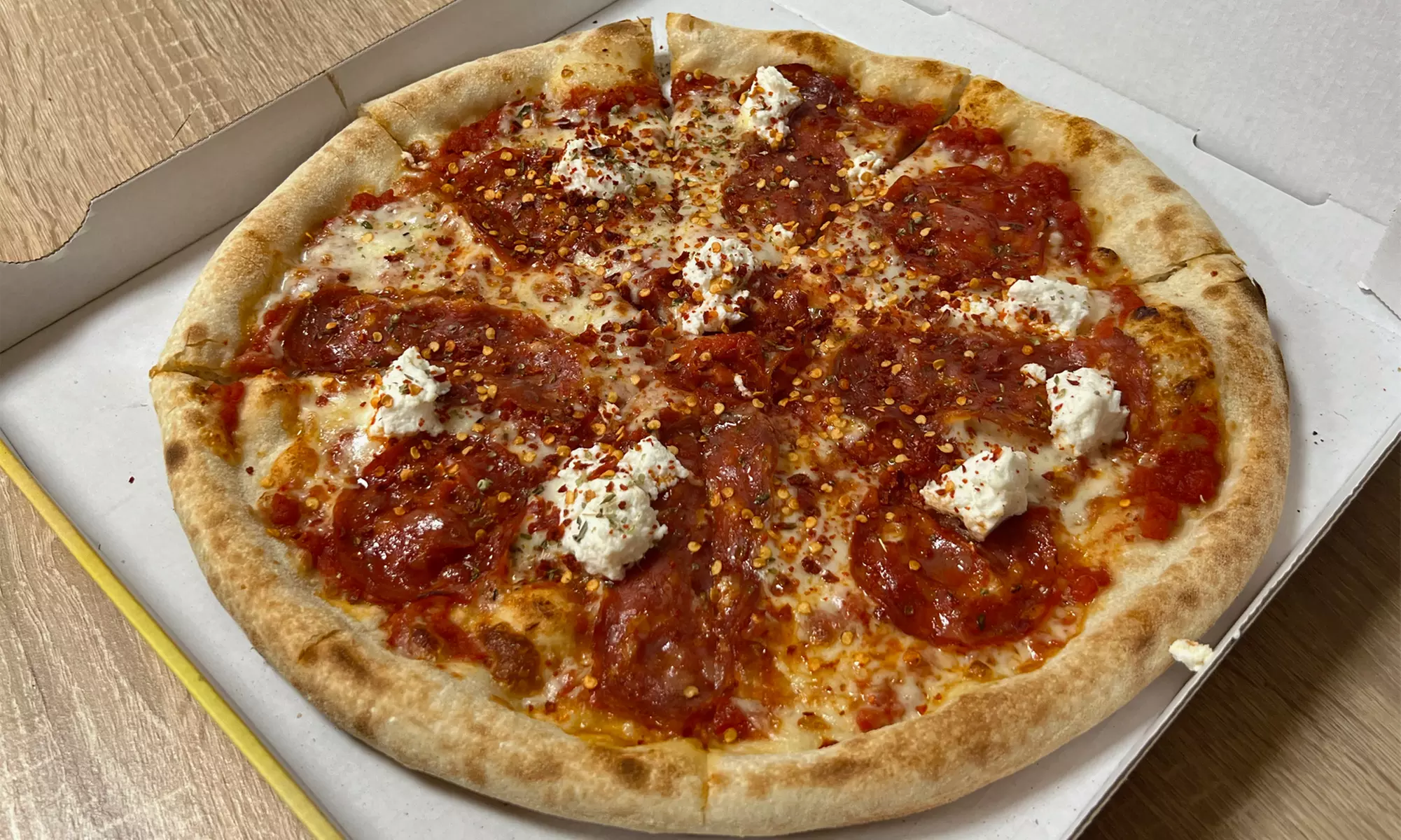 Włoski smak: 1-2 pizze w wersji vege albo mięsnej oraz wybrane napoje