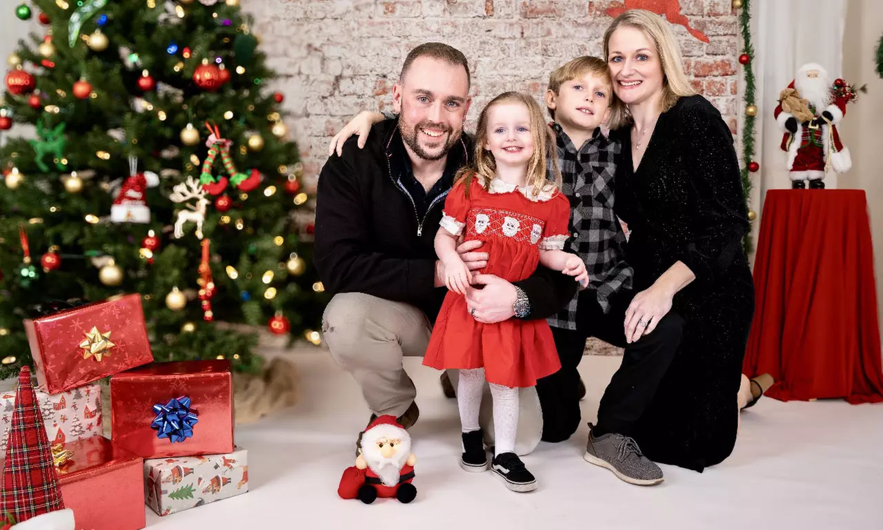 15-Minute Christmas Mini Session with 3 Edits and Online Gallery