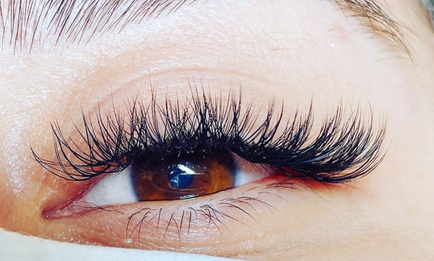 Image 1: Effortless Glam with Classic & Hybrid Lash Extensions 

