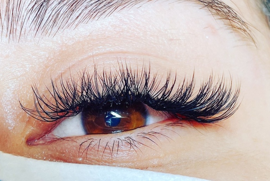Effortless Glam with Classic & Hybrid Lash Extensions 
