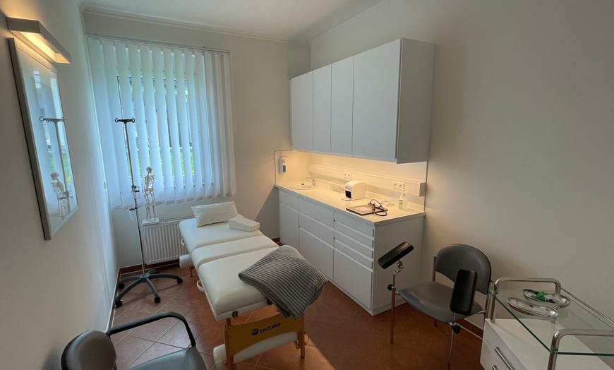 Image 3: 30/60 Min. therapeutische Rücken- & Kopf Aromaöl-Massage für 1 Person