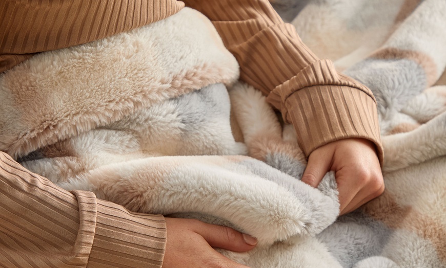 Image 4: Silentnight Snugsie Faux Fur Check Blanket 