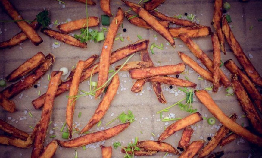 Image 10: 1 Burger oder 5er-Stempelkarte nach Wahl inkl. Beilage für 1 Person