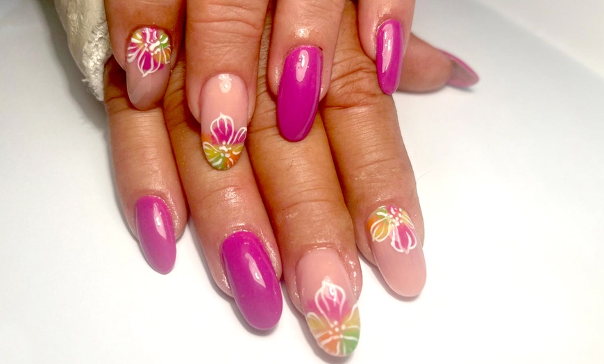 Image 5: Manicura, pedicura exprés o primera puesta de uñas con gel/acrílico