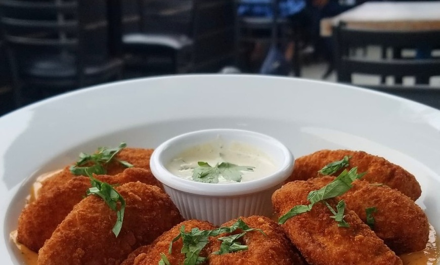 Image 5: Food, Drinks & Gameday Fun at Coolidge Corner Clubhouse