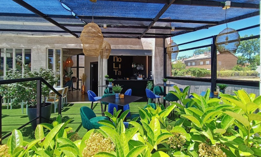 Image 22: Menú tradicional español con opción a botella de vino para 2 o 4