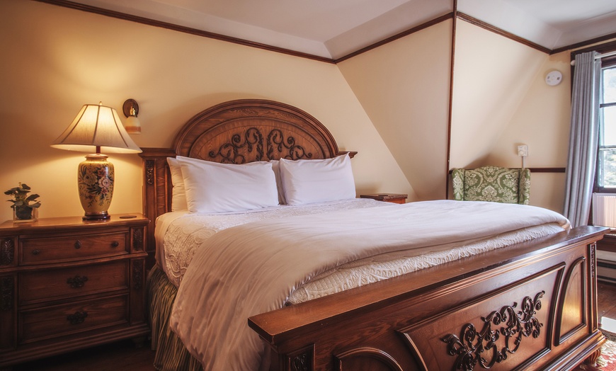 Image 3: Member Pricing: Historic B&B With Victorian Charm
