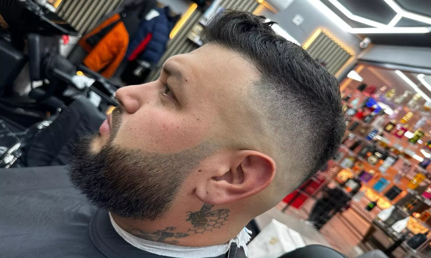 Sesión de peluquería masculina con arreglo de barba y vapor de ozono