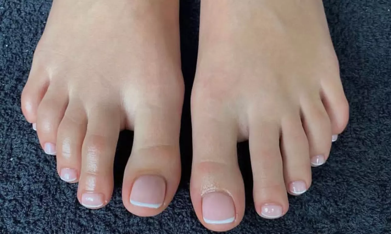 Élégance et tenue avec une pose de vernis semi-permanent sur mains ou pieds (jusqu'à 30% de remise) - Image 3