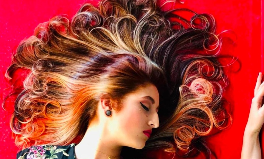 Image 22: Sesión de peluquería con masaje, corte y tratamientos extra a elegir