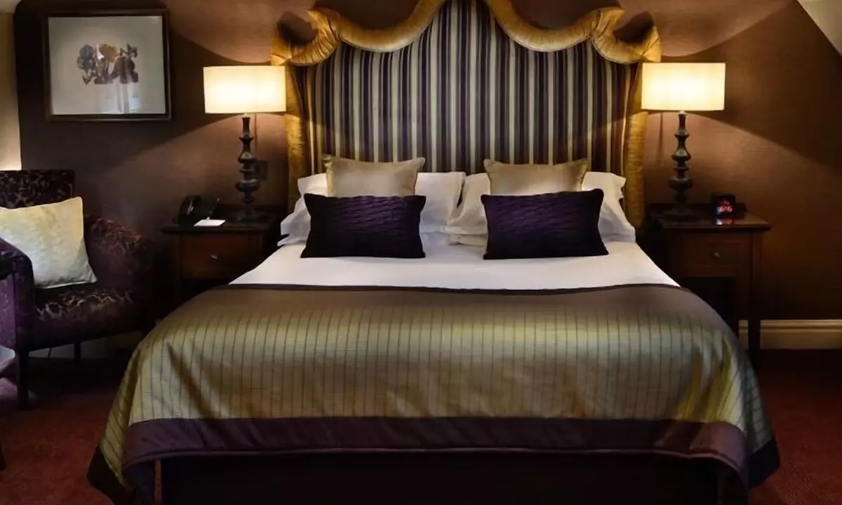 Cheshire Countryside: 4* Stay for 2 with Breakfast & Dinner