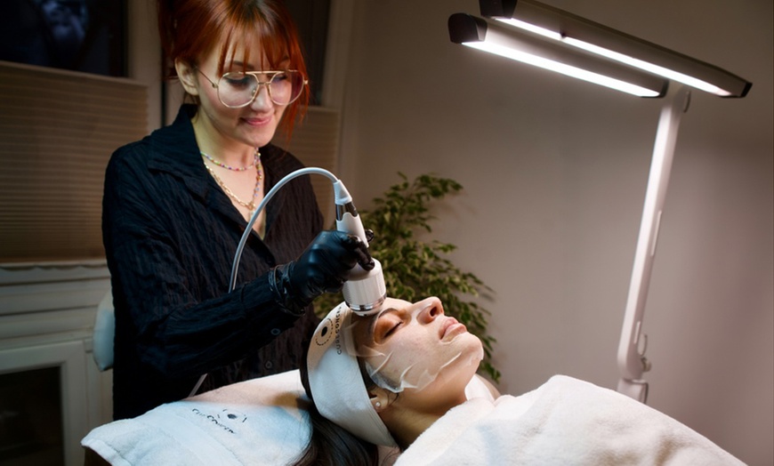 Image 2: Aqua-Facial opt. inkl. Microneedling für 1 Person