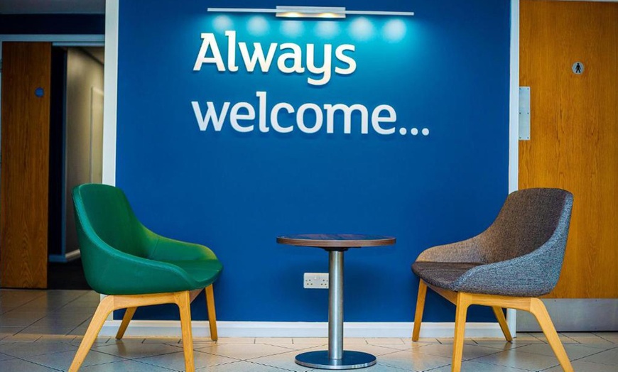 Image 2: Kent: 1 or 2 Nights with Breakfast, Welcome Drink