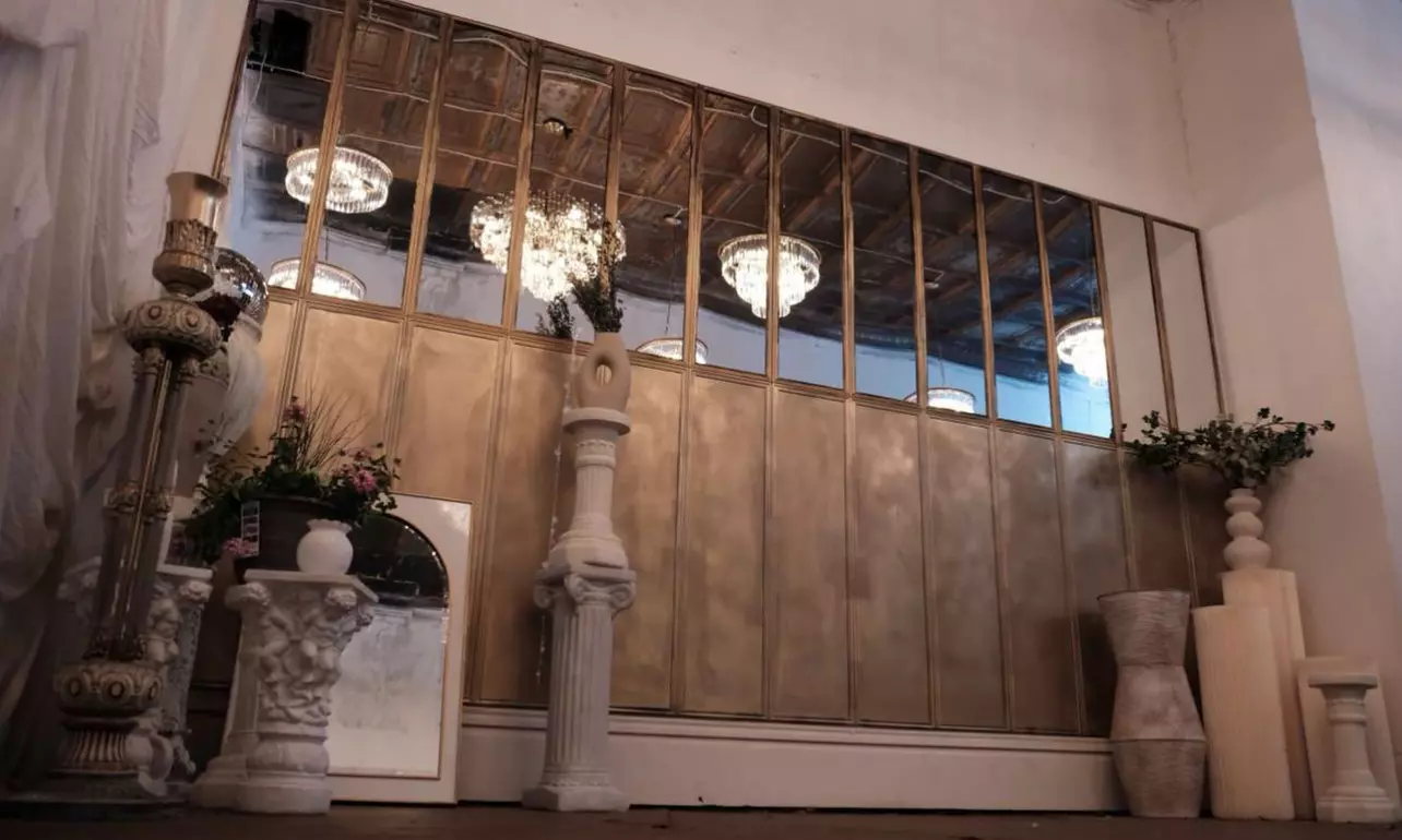 Creative Studio Rental with Endless Props – 2 or 5 Hours