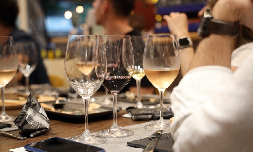 Image 1: Degustación de 5 vinos nacionales con tapa incluida 