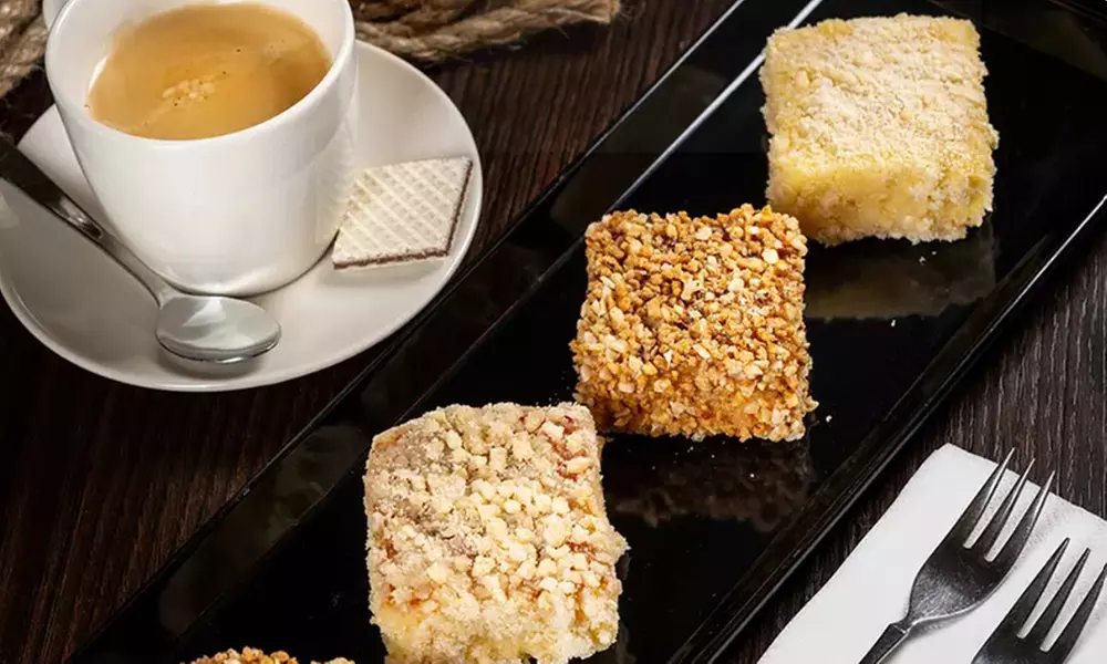 2 hausgemachte Kuchen nach Wahl o. 2 belgische Waffeln mit Puderzucker