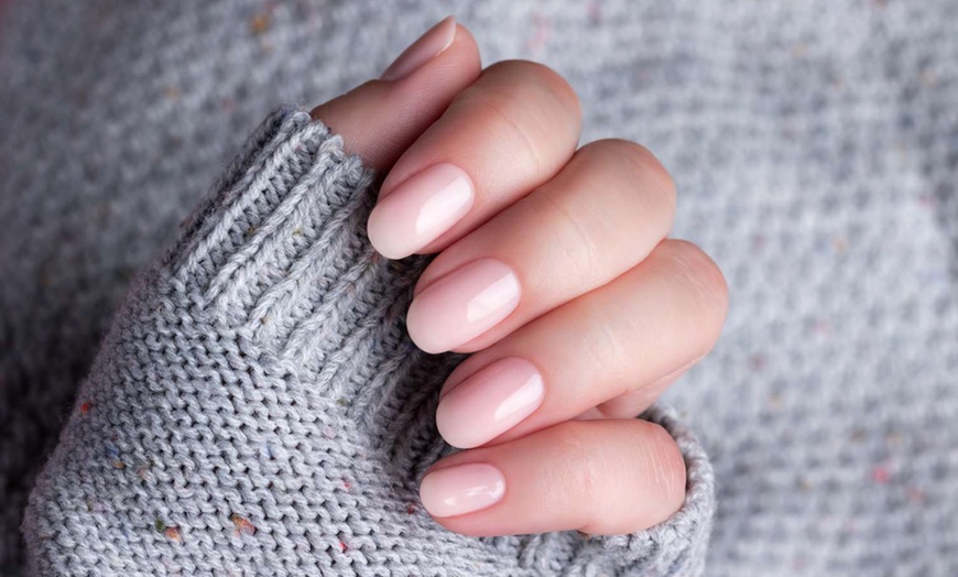 Image 5: Mise en beauté des mains ou pose de vernis semi-permanent 