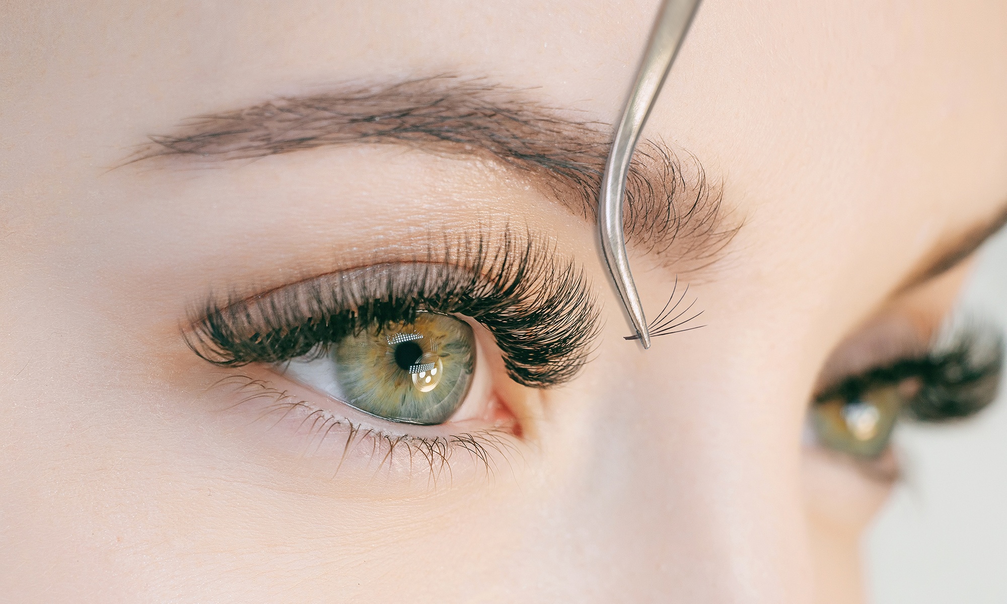 Achieve a Natural Glow with Mascara Wet, Hybrid, or Volume Set!
