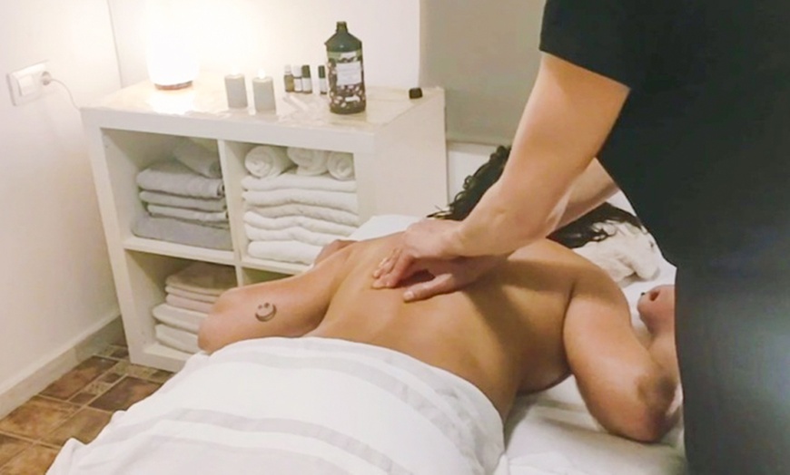 Image 3: Masaje a elegir de 60 o 75 minutos con aromaterapia para 1 persona