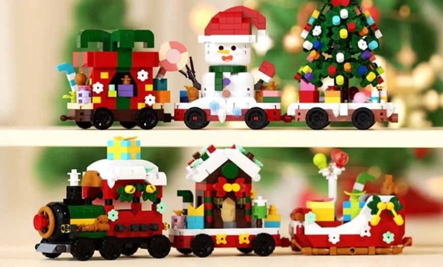Image 5: Kit de micro-briques thème Noël - Le train festif (1638 pièces)