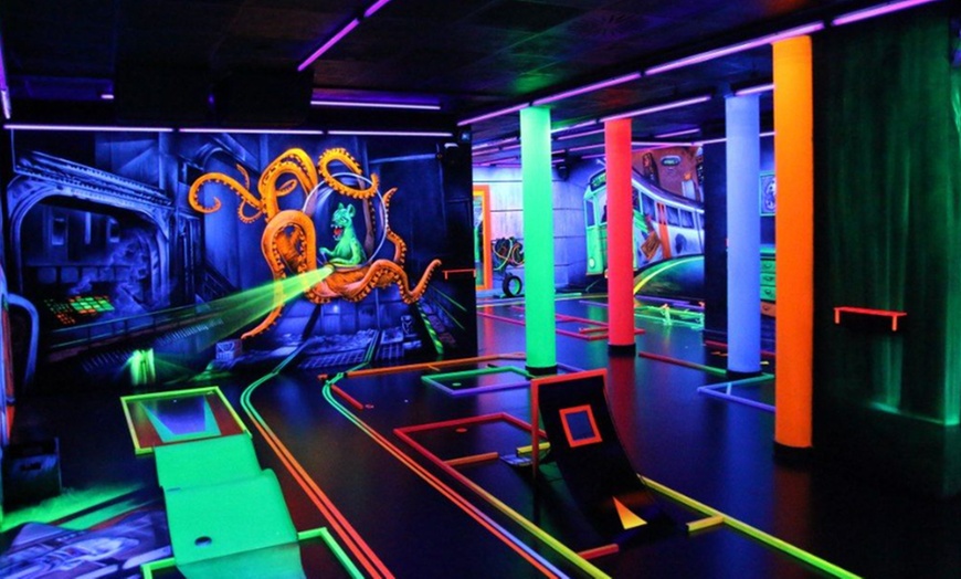 Image 5: Spiel, Spaß und 3D-Effekte: Schwarzlicht-Minigolf inkl. Ausrüstung