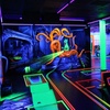 Image 5: Spiel, Spaß und 3D-Effekte: Schwarzlicht-Minigolf inkl. Ausrüstung