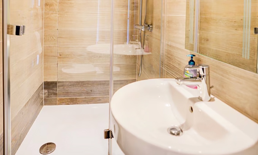 Image 7: London: Standard / Superior Double Room for Two with Breakfast