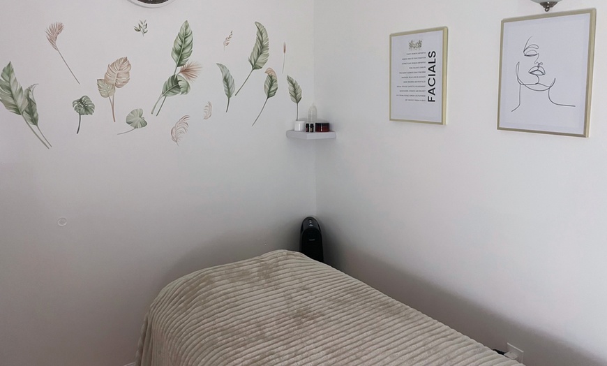 Image 4: 30-Min Full Body Massage w/Aromatherapy, Hot Stones, Hot Towel, & More