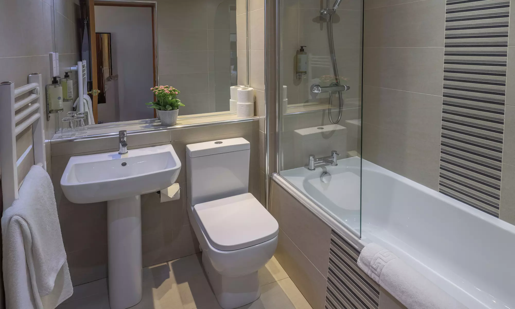 West Lothian: Standard Double Room with Breakfast and Late Check Out