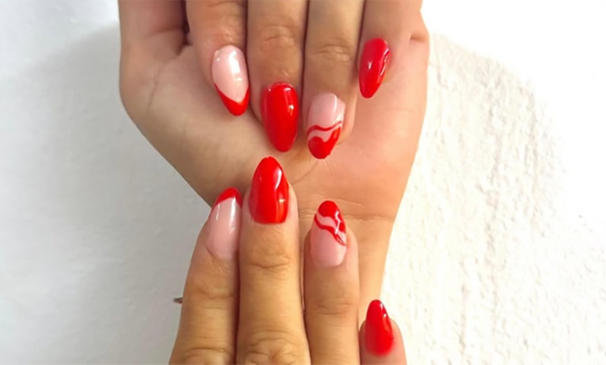 Image 10: Manicura o pedicura semipermanente y opción a refuerzo para 1 persona