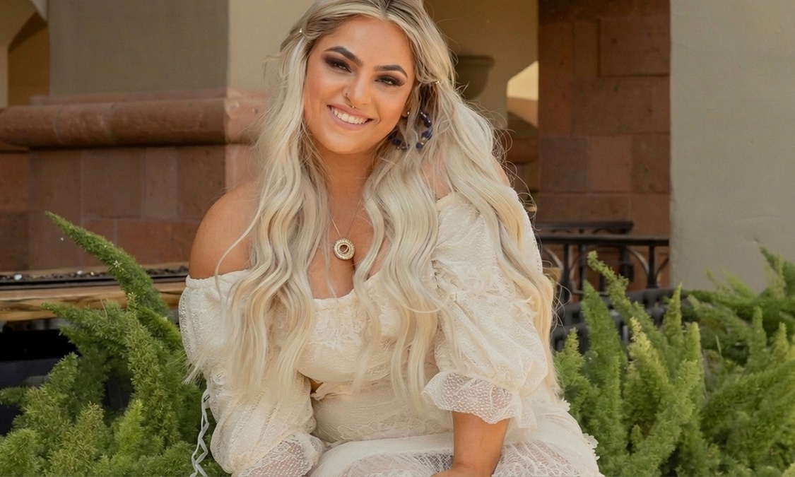 Natural Glow with One Custom Airbrush Spray Tan