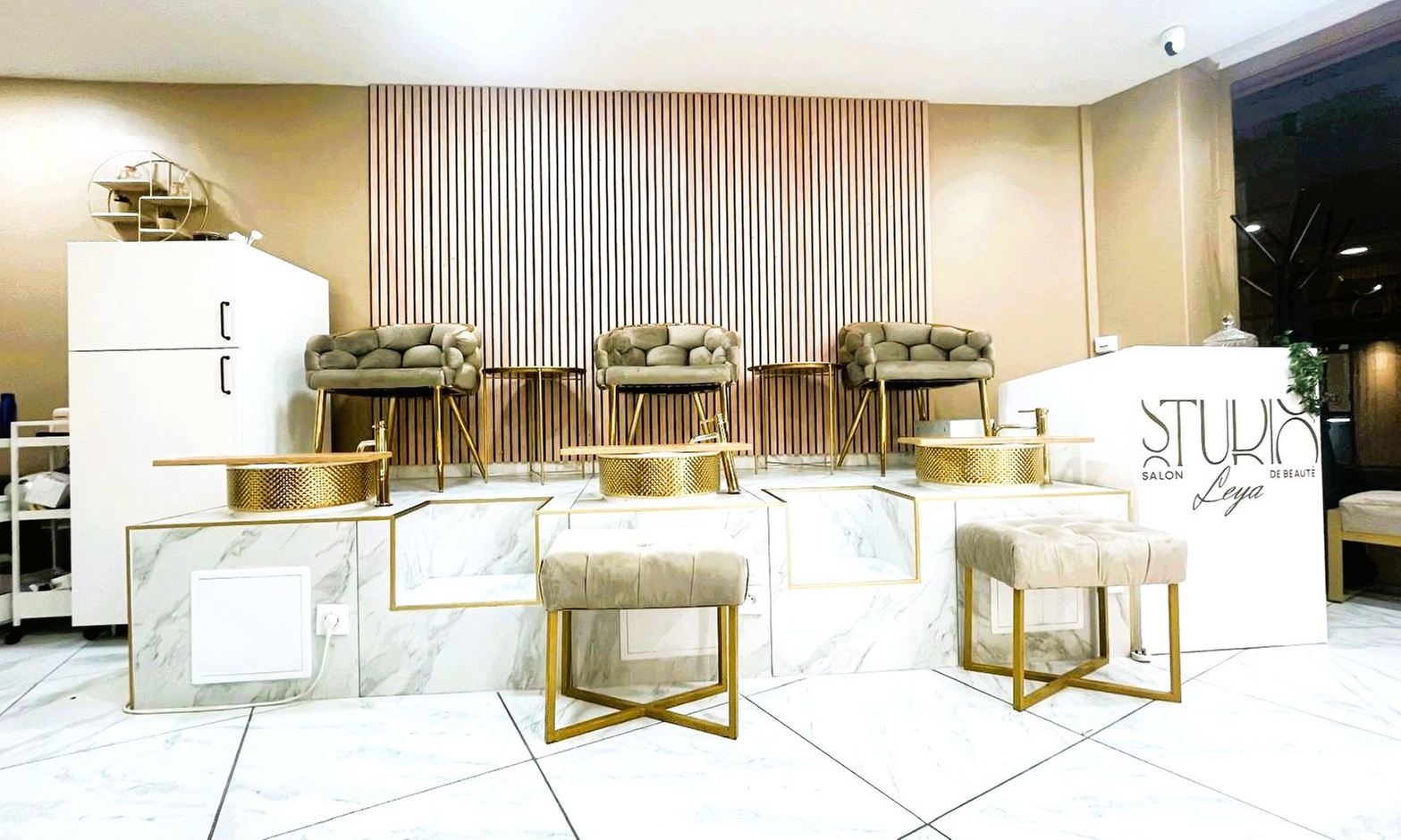 Beauté des mains et pieds avec vernis semi permanent soigné