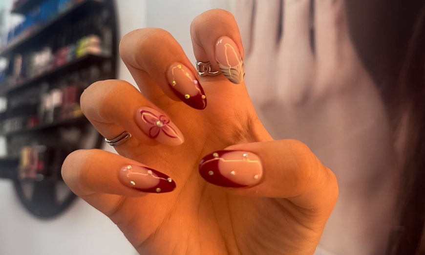 Image 15: Manicura y/o pedicura o primera puesta de gel/acrílico 