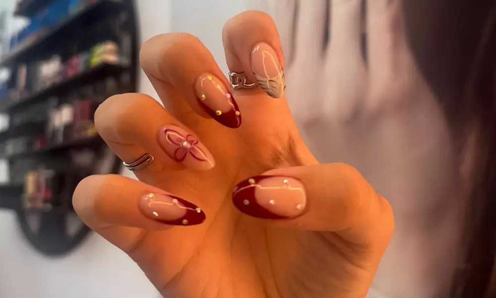 Manicura y/o pedicura o primera puesta de gel/acrílico