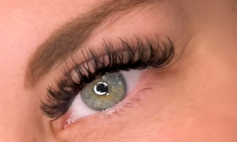 Wimpernverlängerung in der 1:1- oder Volumentechnik, opt. mit Refill