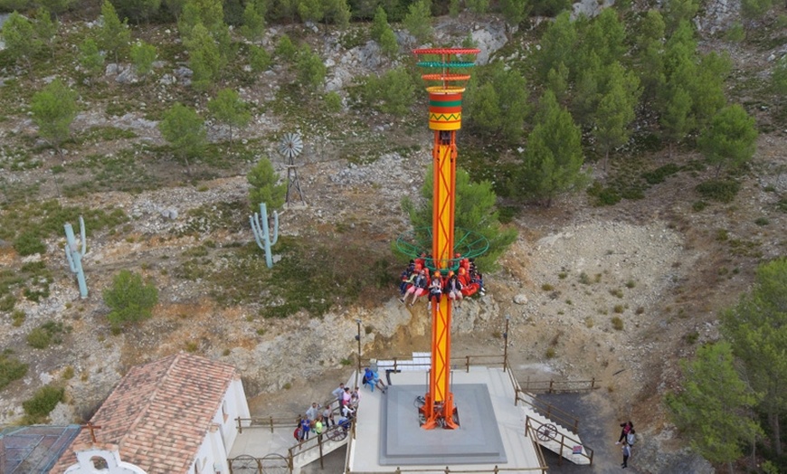 Image 3: Entrée au Magic Park Land en famille