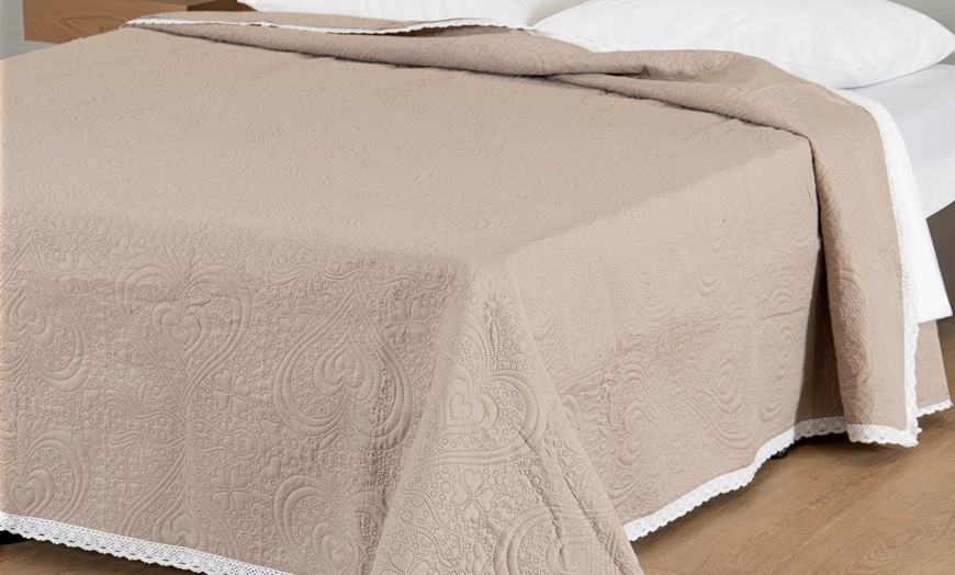 Image 4: Couvre-lit matelassé avec volants en dentelle