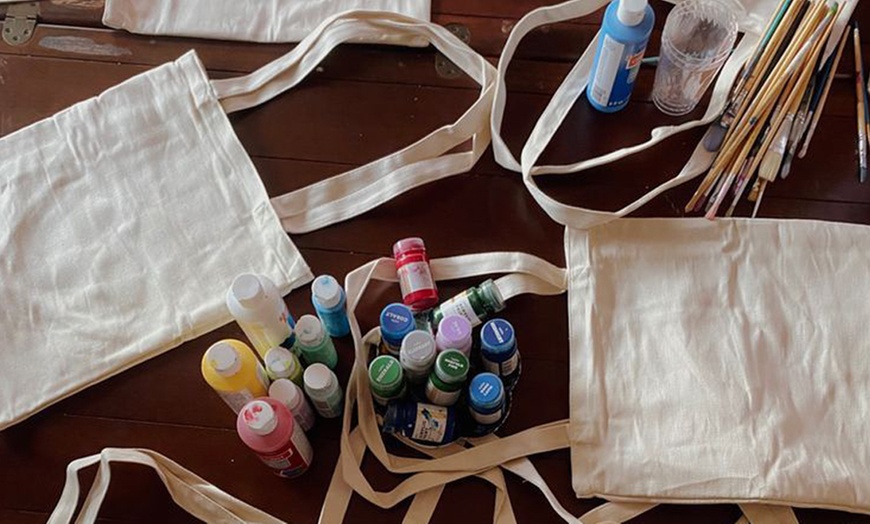 Image 3: Taller a elegir entre pintura de tazas, tote bags, cuadros o cerámica